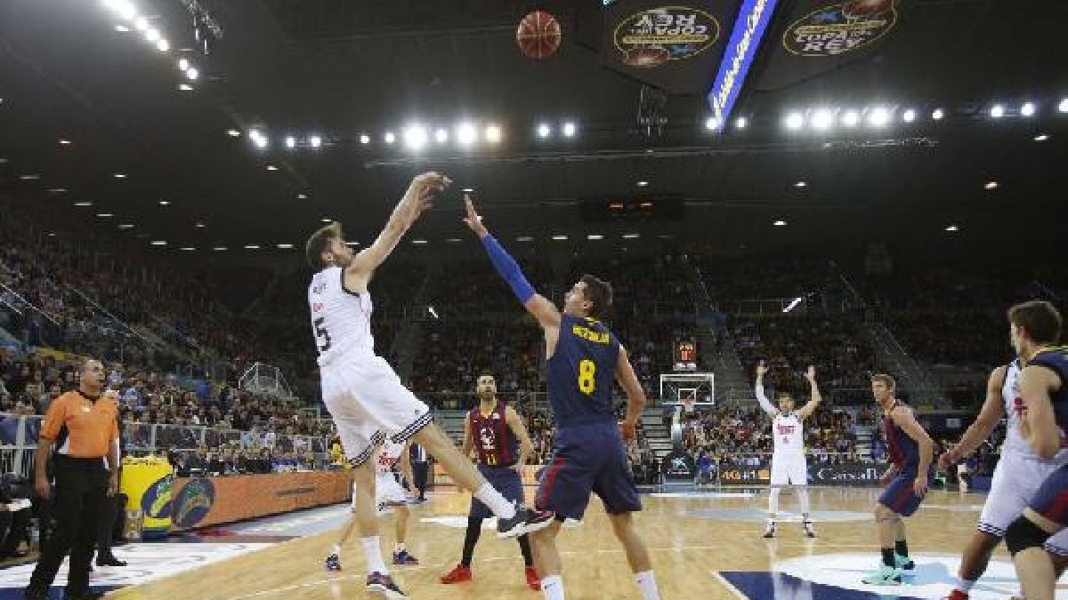Rudy Fernández lanza ante la defensa de Hezonja.