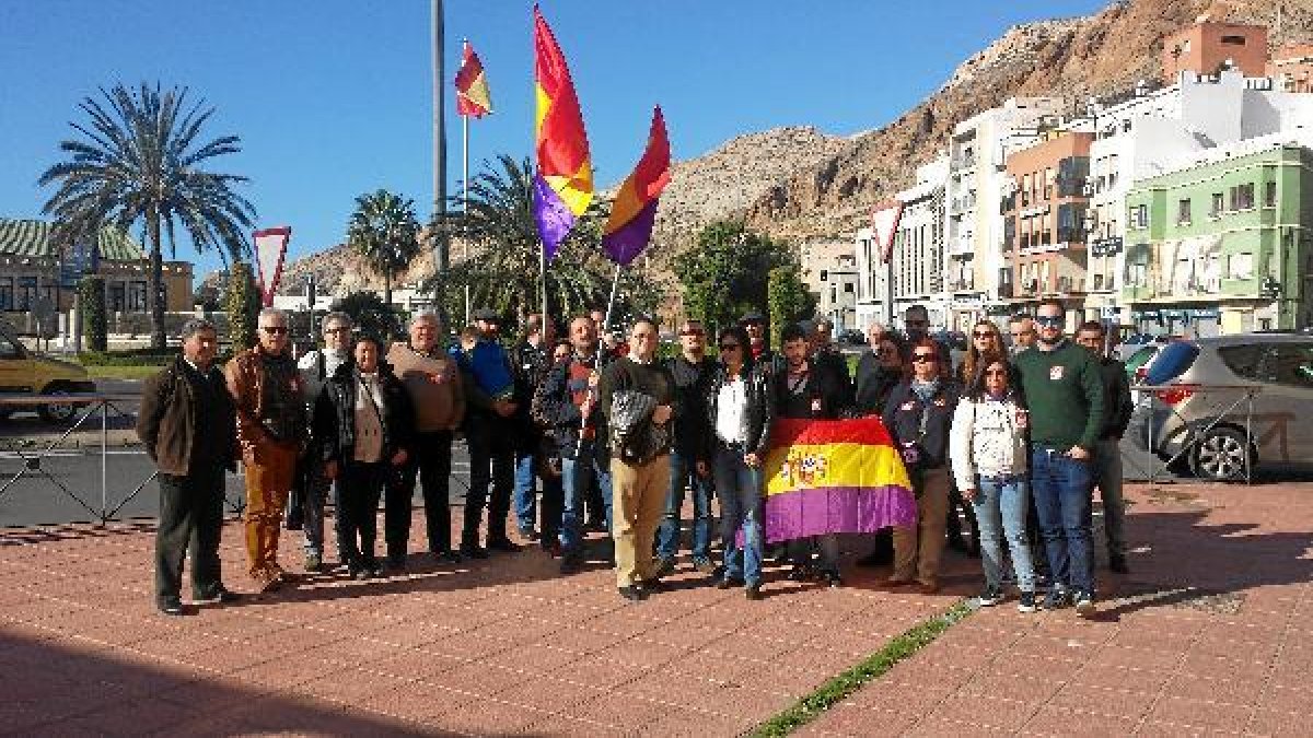 Concentración contra la cancelación del acto.