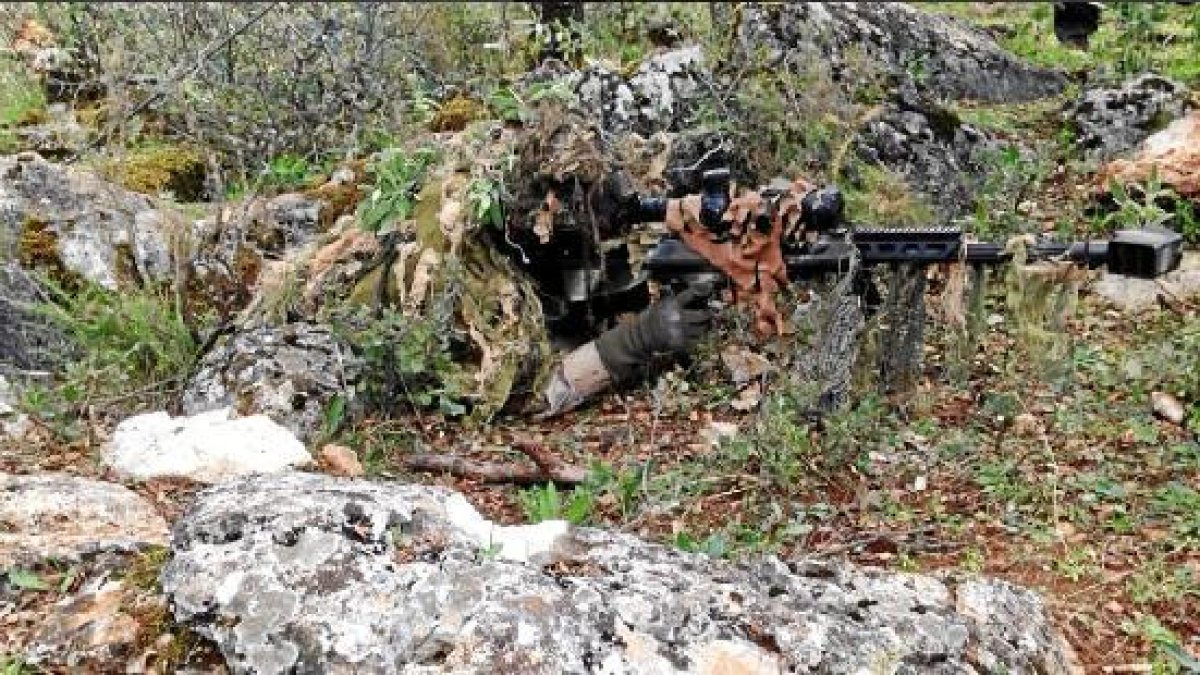 Un tirador de precisión camuflado, en un ejercicio de la X Bandera de la Legión en el mes de noviemb