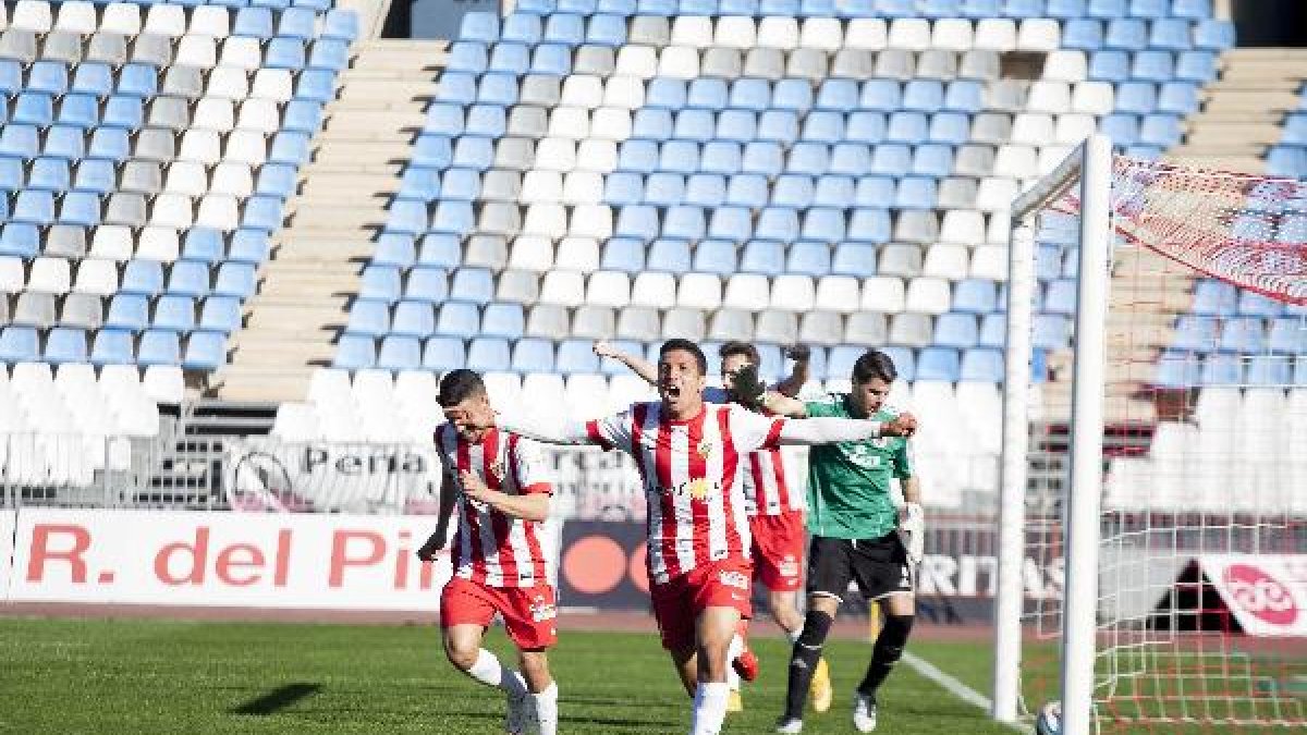Hicham celebra el 1-0 en el Mediterráneo.