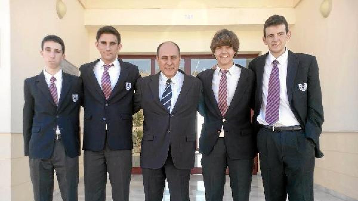 El profesor Javier Eladio Guzmán y los alumnos del SEK ganadores