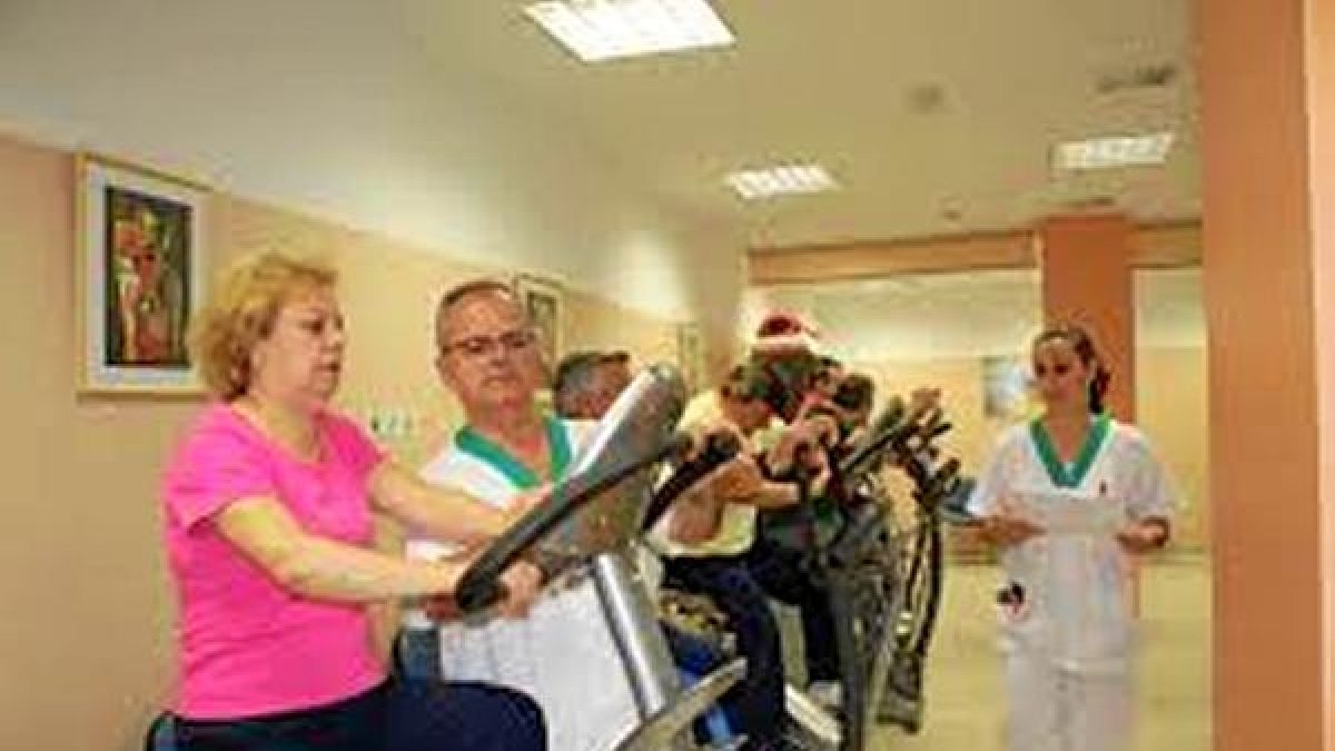 Ejercicios de rehabilitación cardíaca en un centro de la Junta de Andalucía en una imagen de archivo