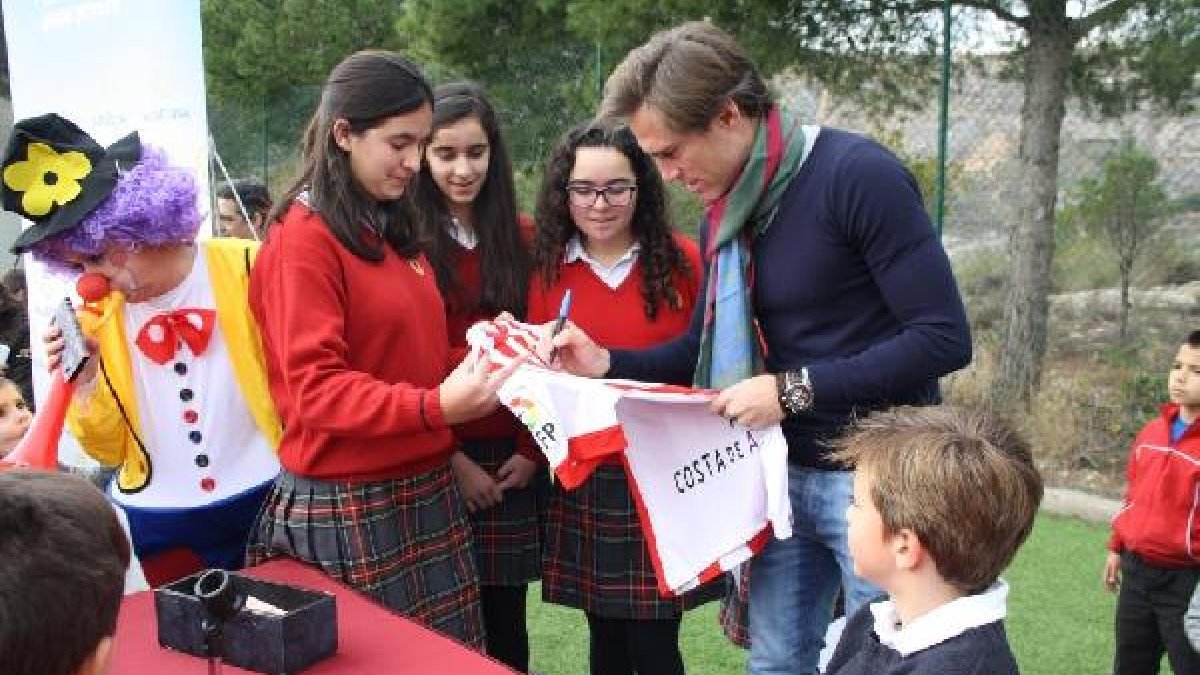 Corona, firmando una camiseta del Almería.
