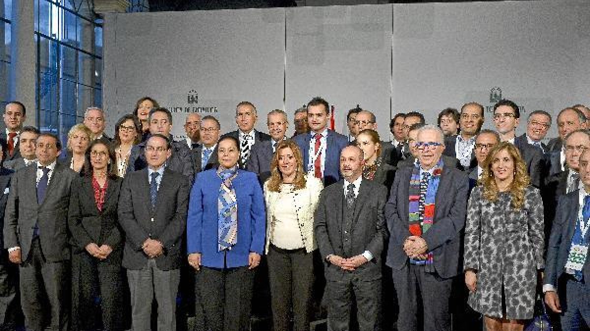 La presidenta de la Junta de Andalucía, Susana Díaz, junto al consejero de Economía y la delegación
