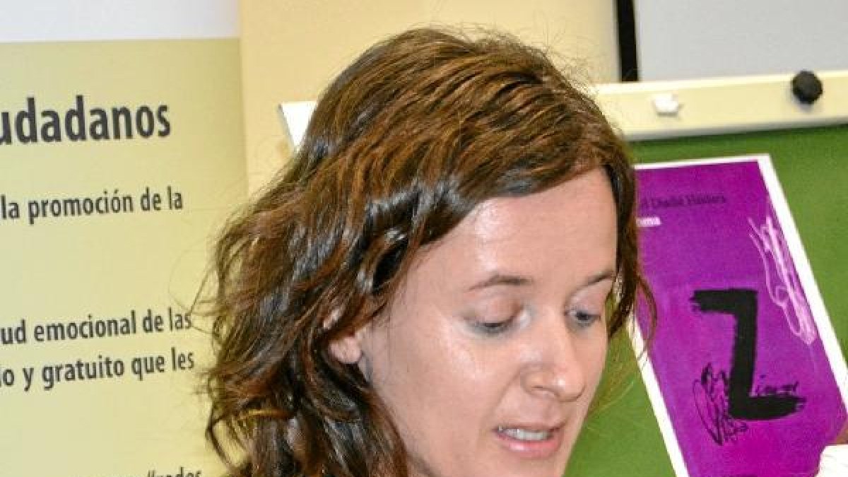 La poeta en la lectura colectiva de ‘Zimma’.