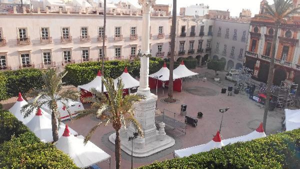 Todo preparado ya en la Plaza Vieja con el montaje de las carpas instaladas que acogerán hoy la cele