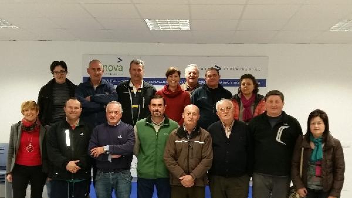 Reunión de la directora general de Tecnova y personal investigador, con los agricultores del Paraje