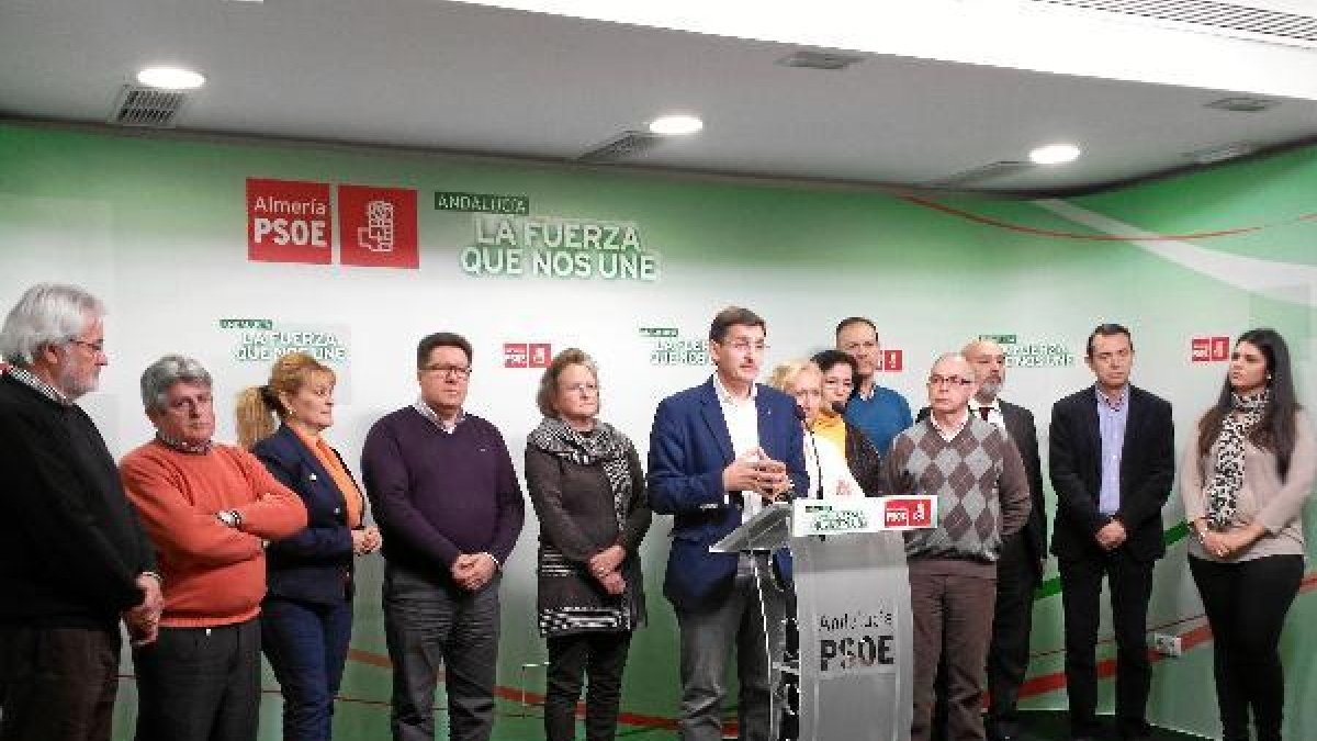 Miembros del PSOE durante la rueda de prensa de ayer.