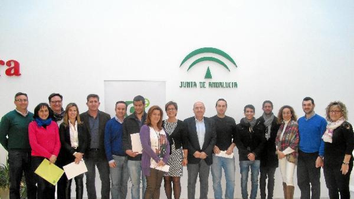 Los nuevos emprendedores en el CADE de Almería con la delegada de Innovación, Economía, Ciencia y Em