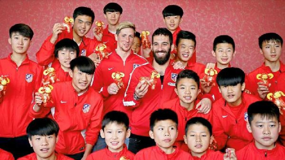 Torres y Arda con los chicos de China.