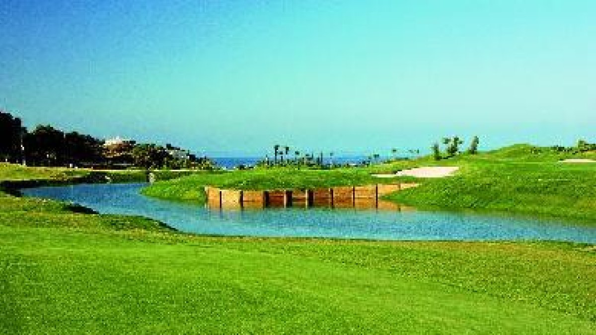 Campo de golf de 18 hoyos en Macenas