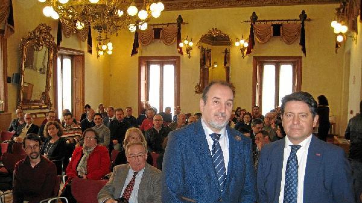 El delegado y el director general, ayer durante la presentación del proyecto.
