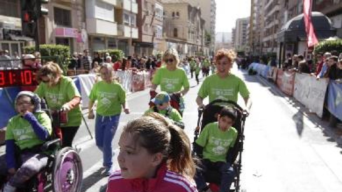 Participantes en carreras solidarias organizadas por Patronato Municipal Deportes.
