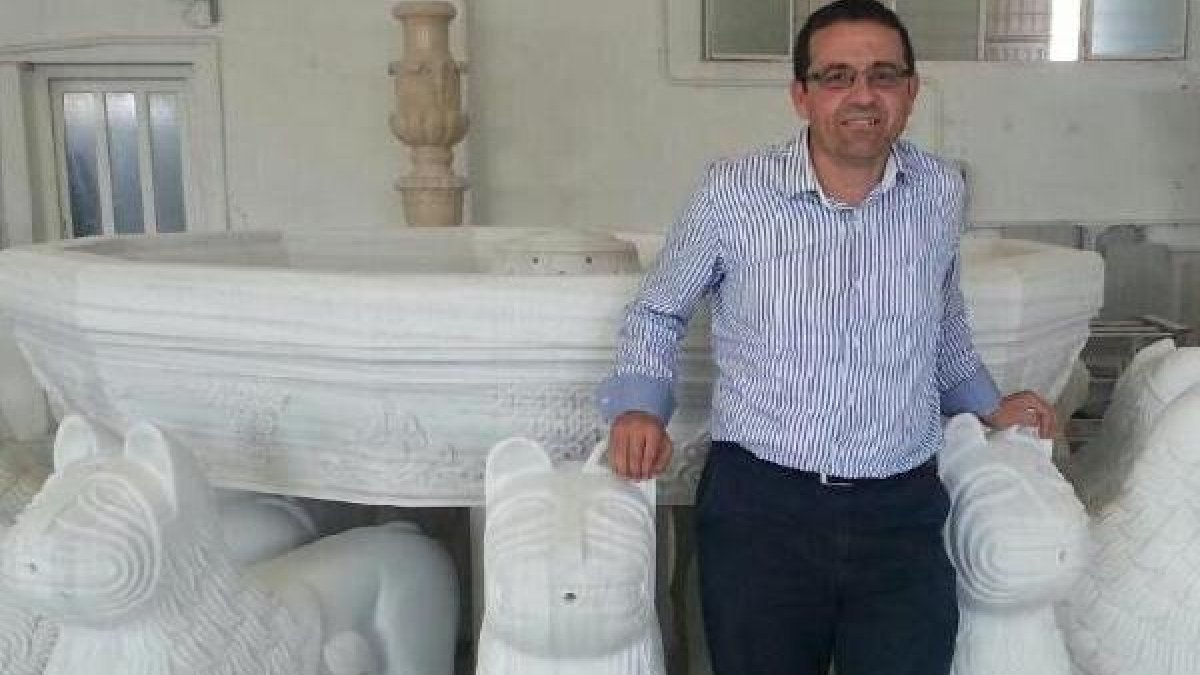 El teniente de alcalde Guillermo Casquet posa junto a la fuente que se instalará en la Plaza de la C