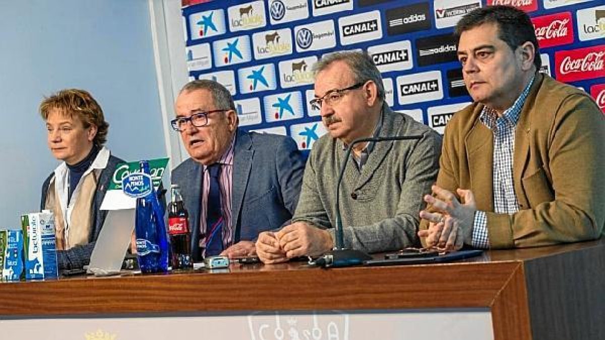 Luis Sabalza compadece ante los medios de comunicacion en el estadio El Sadar.