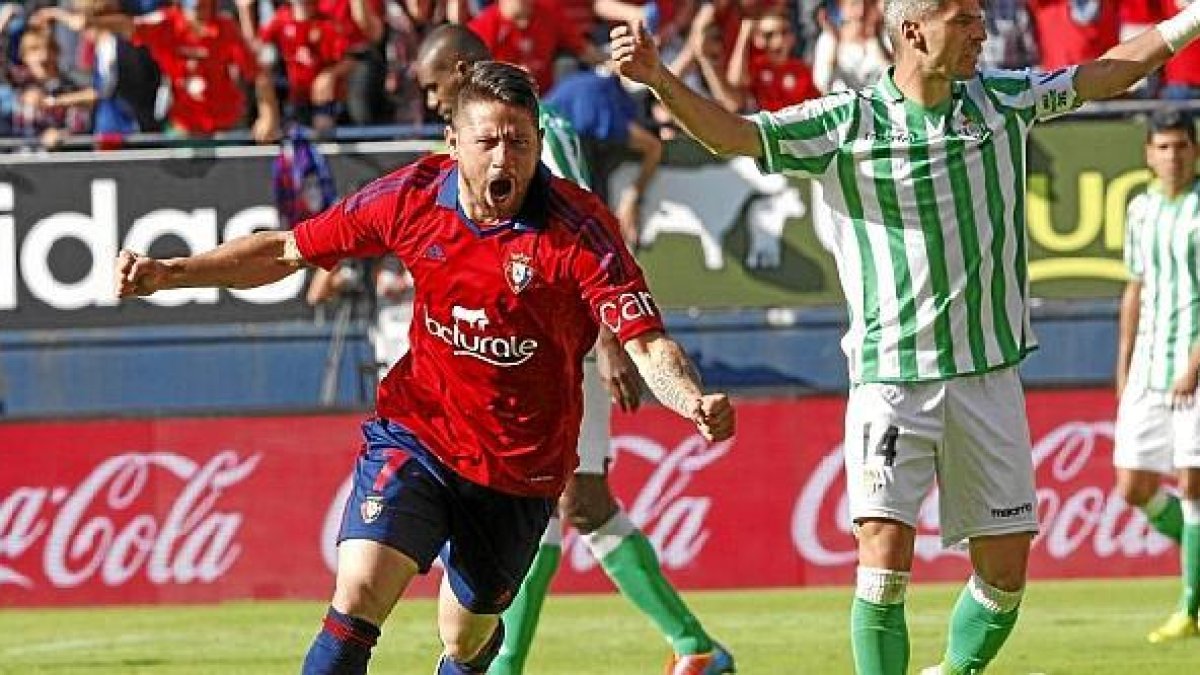 Javier Acuña celebrando un gol al Real Betis.