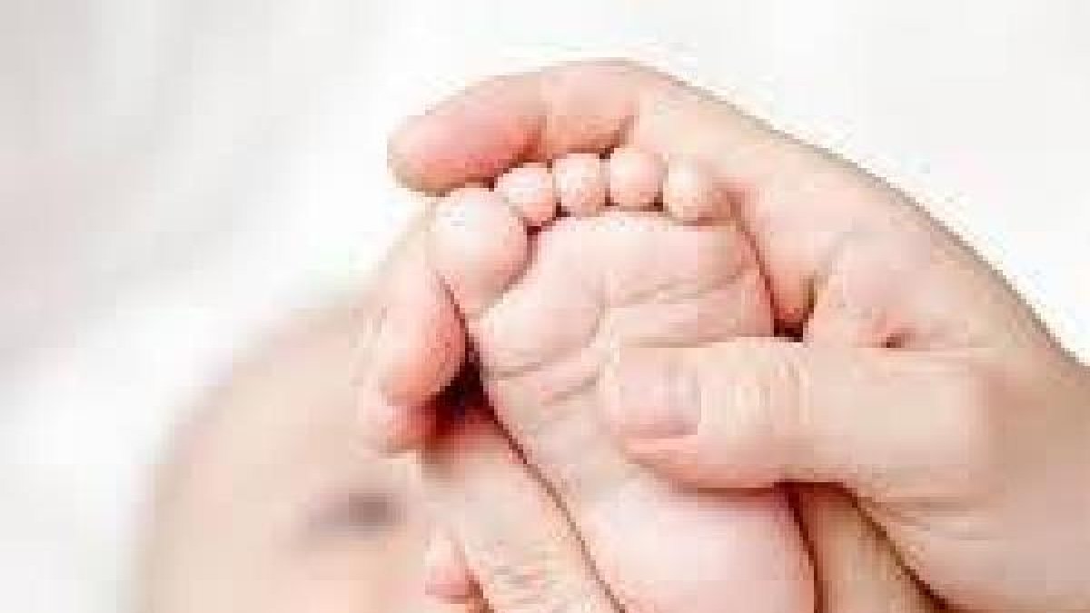 Un recién nacido en una revisión pediátrica.