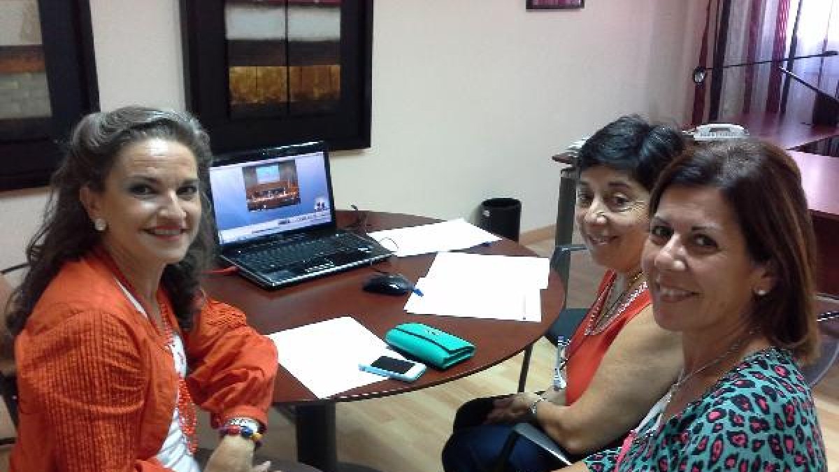Maica Martínez, Guadalupe Díaz y Esther Carmona, matronas en un foro sobre doulas.