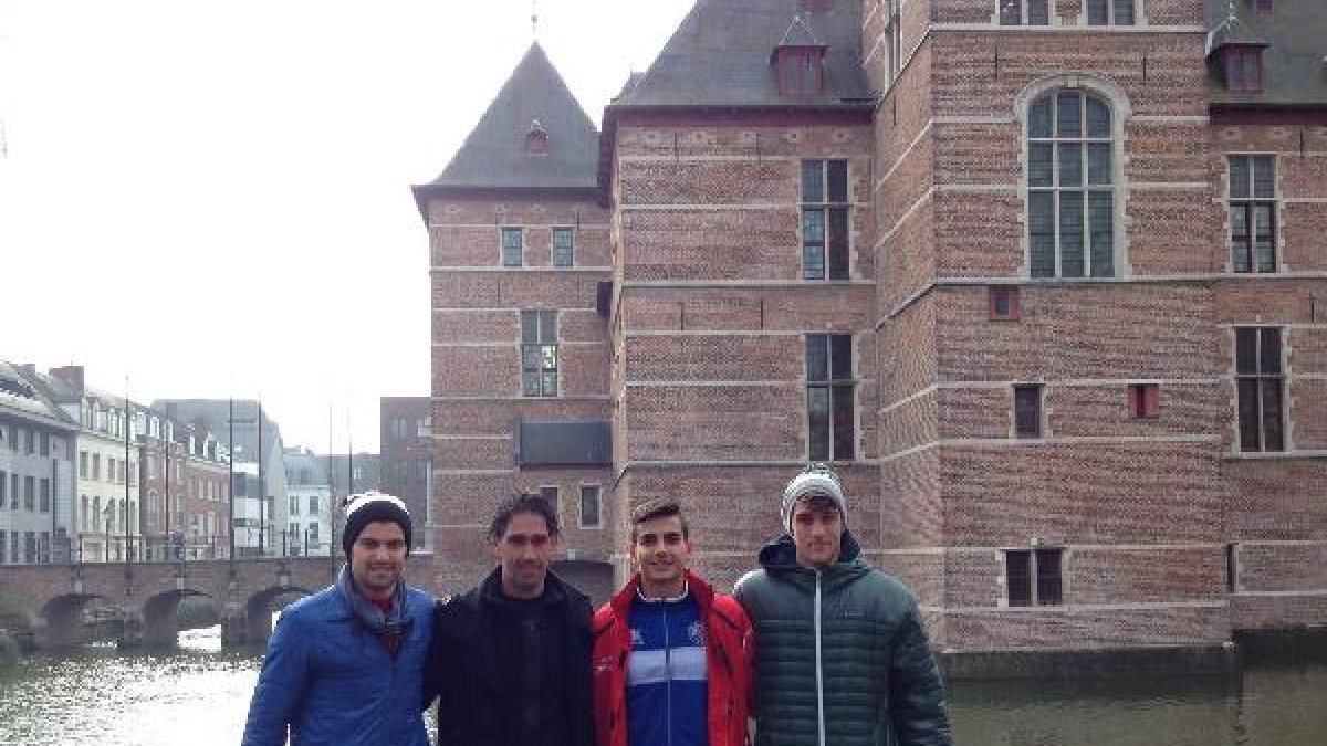 Fran Ruiz con los futbolistas después de firmar el contrato.