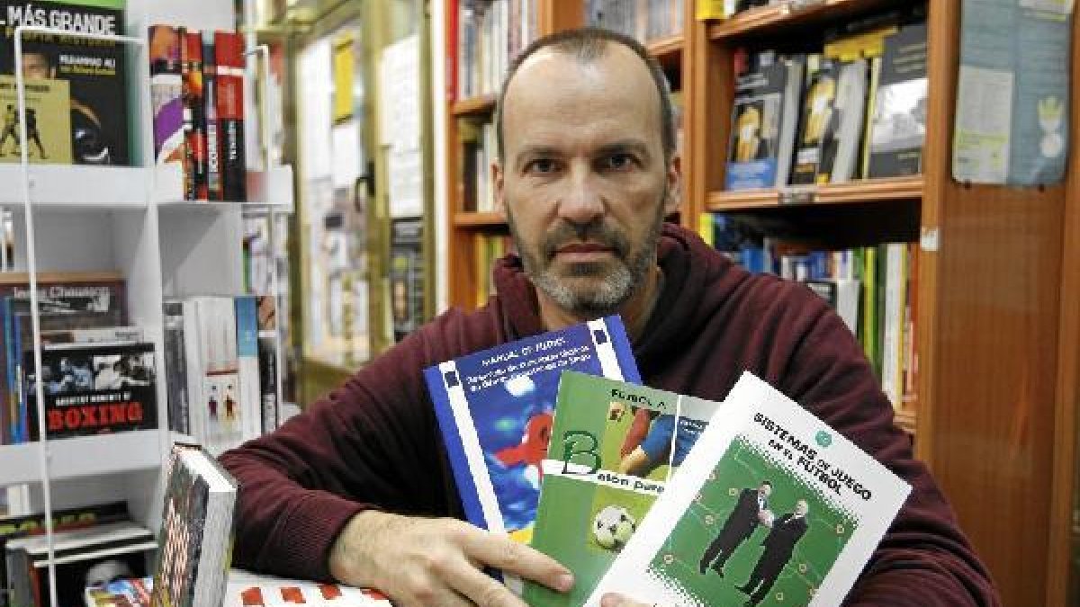 Esteban Sanz con tres de los libros que compró el Mono Burgos para Simeone.