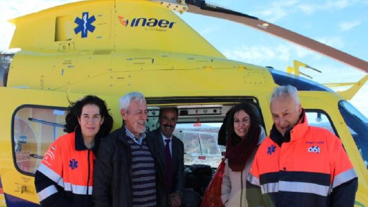 El delegado de Salud (centro) junto a ediles del Ayuntamiento en el nuevo helipuerto de Albox