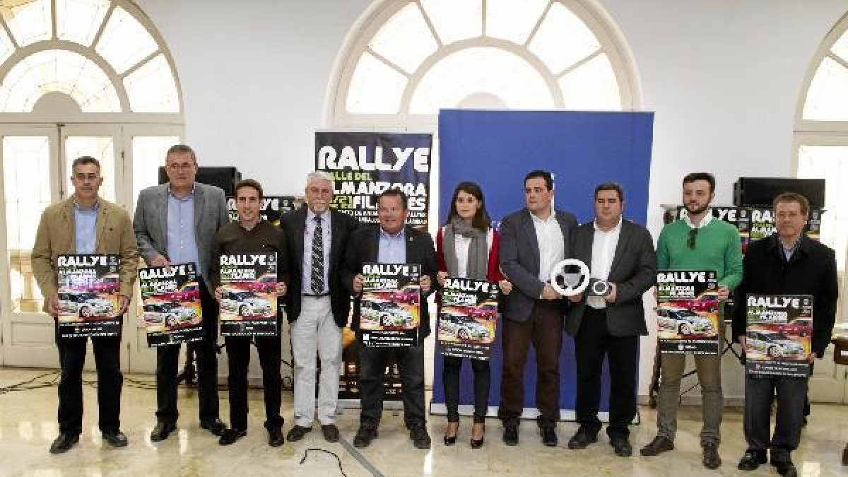La diputada, Ángeles Martínez, ha presentado la prueba del motor.
