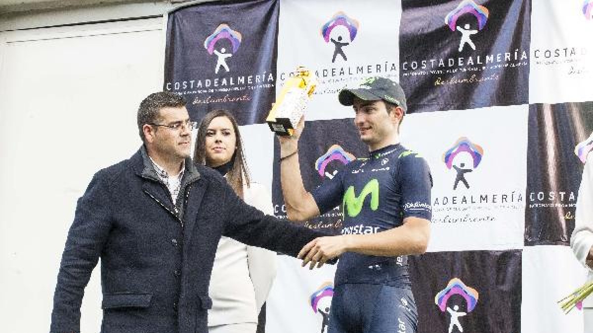 Rafa Góngora entregó a Lobato el premio LA VOZ de Almería.