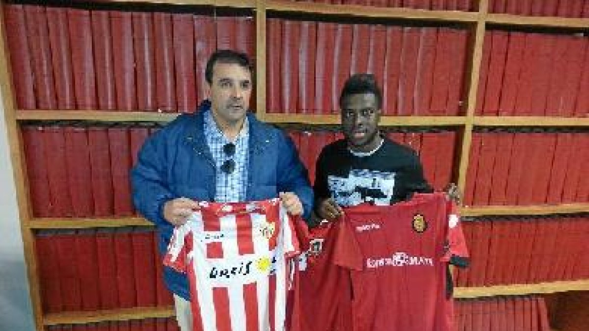 El jugador junto al archivo histórico de LA VOZ de Almería.