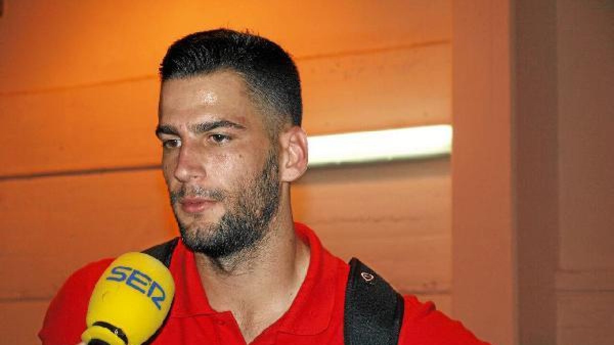 Edgar atendiendo a Carrusel Deportivo tras el partido de Córdoba.