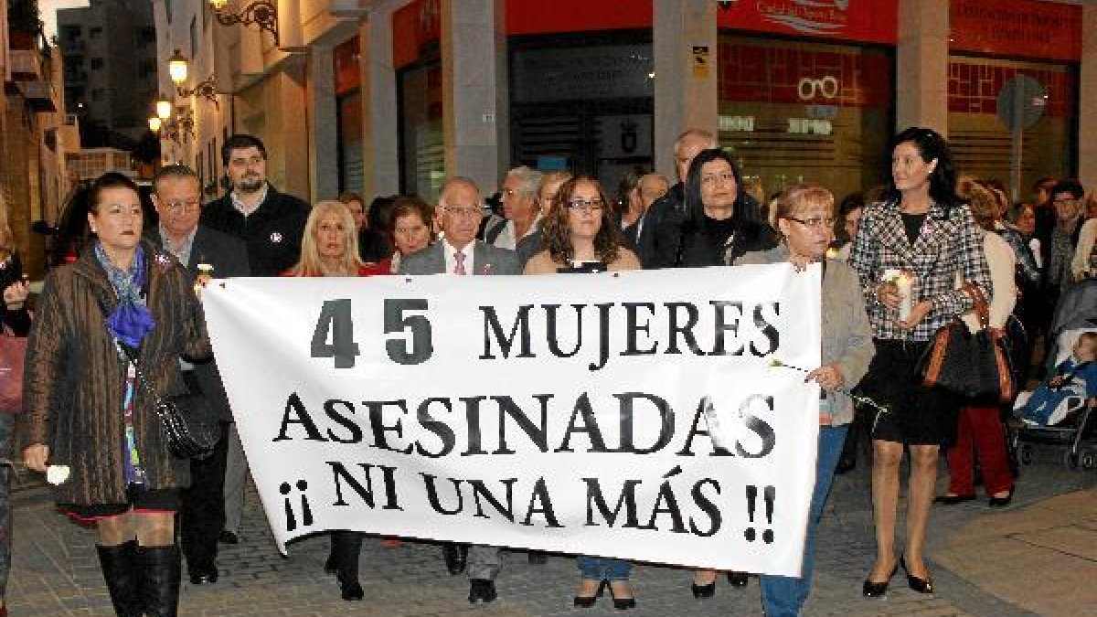 Imagen de una marcha contra la violencia de género en la que los ciudadanos portan una pancarta.