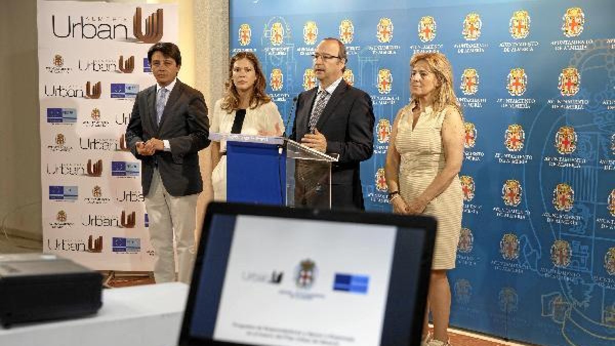 El alcalde de Almería, Luis Rogelio Rodríguez, con varios de los concejales que conforman su equipo