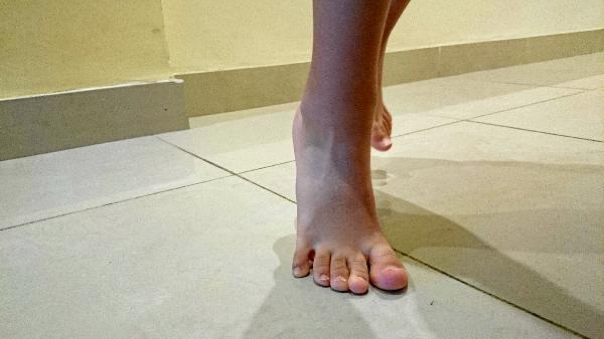 Un niño camina de puntillas.