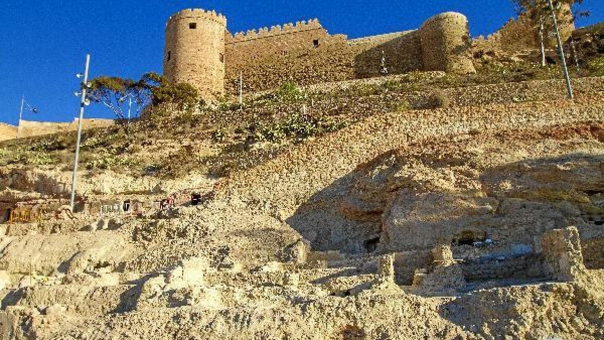 Vista general de los restos de las viviendas medievales encontrados en la falda de la Alcazaba.