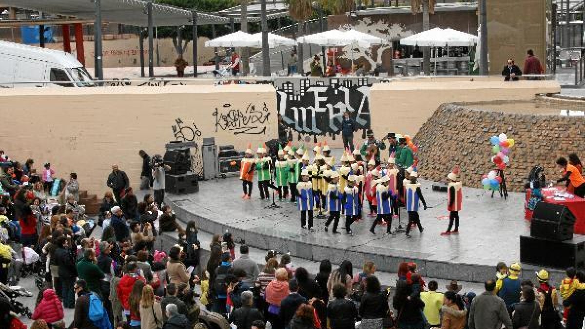El anfiteatro de la Rambla se llenó de disfraces durante el certamen de carnaval.