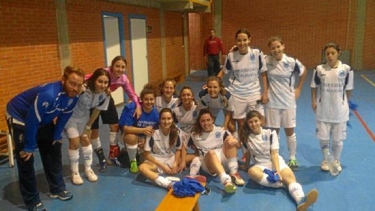 Las jugadoras almerienses posan tras la victoria en Córdoba.
