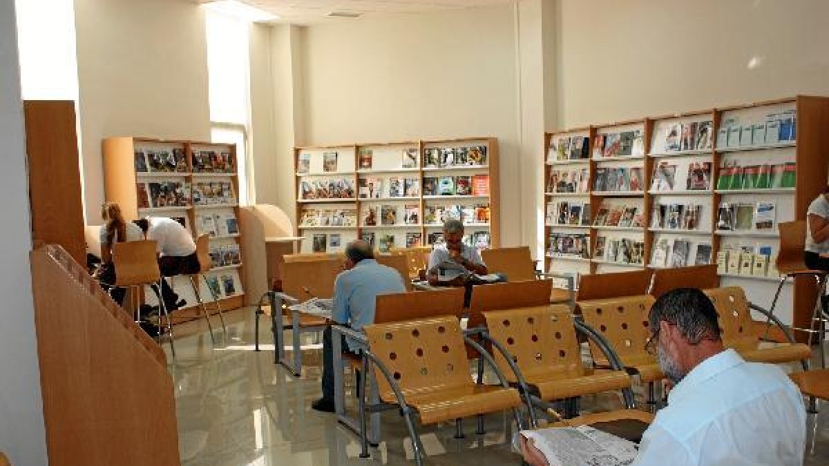 Usuarios en la Biblioteca Villaespesa.