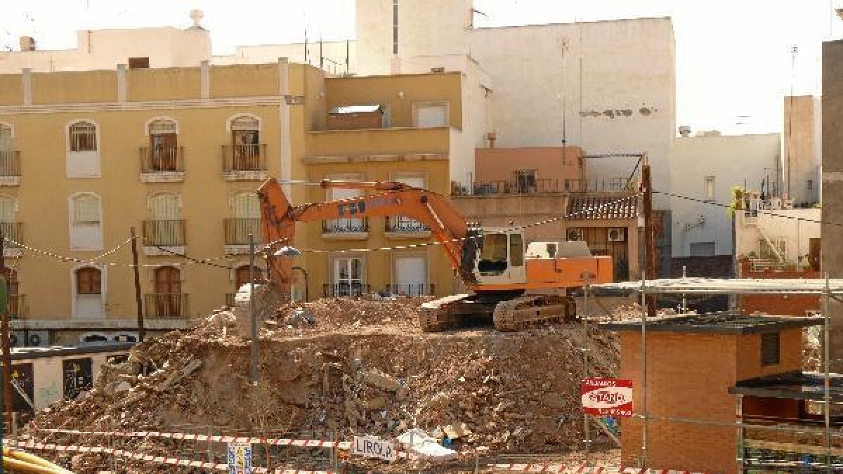 Bloque ya demolido de las Casas de los Maestros en el margen izquierdo