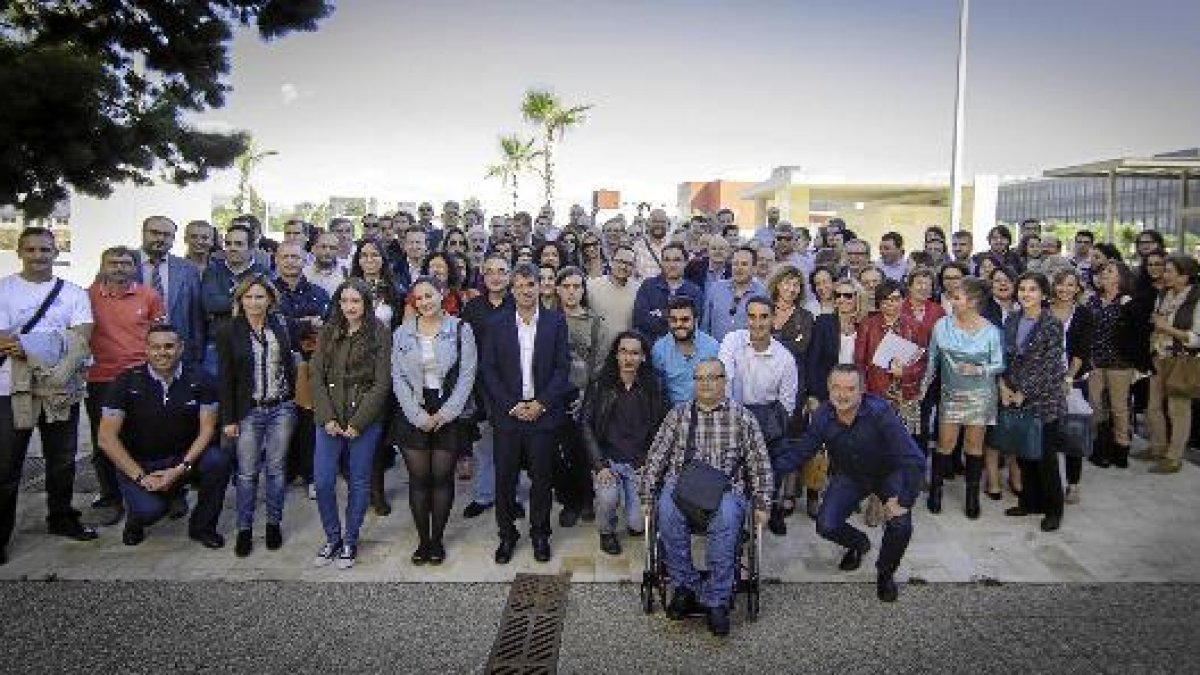 El candidato Carmelo Rodríguez con un grupo de profesores que le apoyan en su candidatura