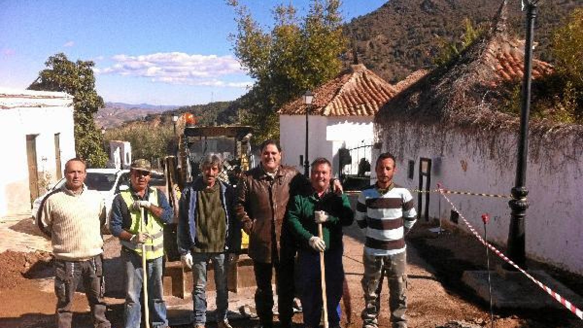 El alcalde, en la obra, junto a los trabajadores.