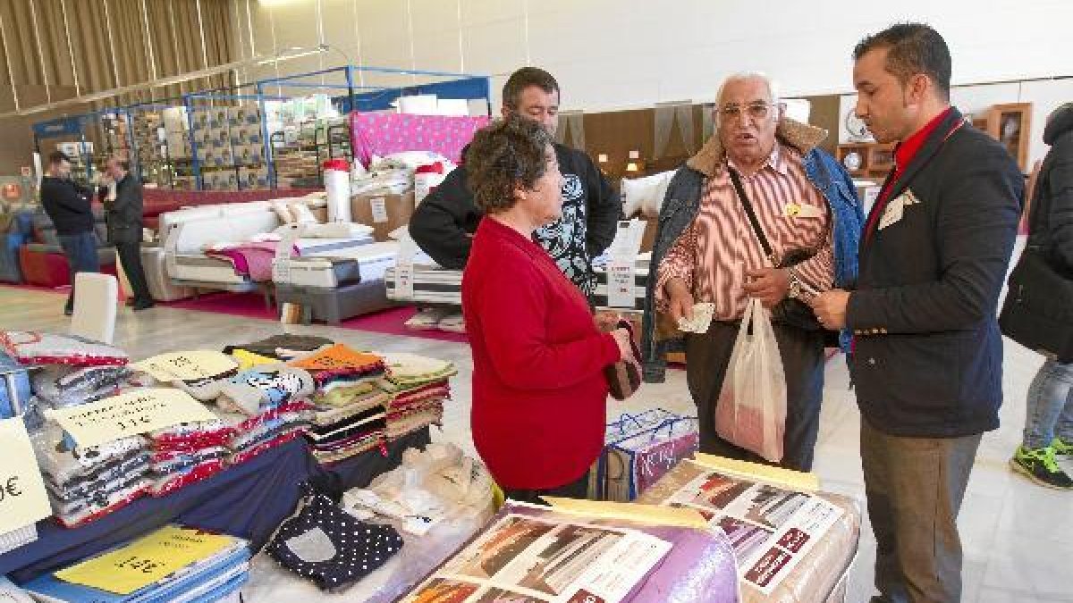 Clientes realizando sus primeras compras en Hogar Factory