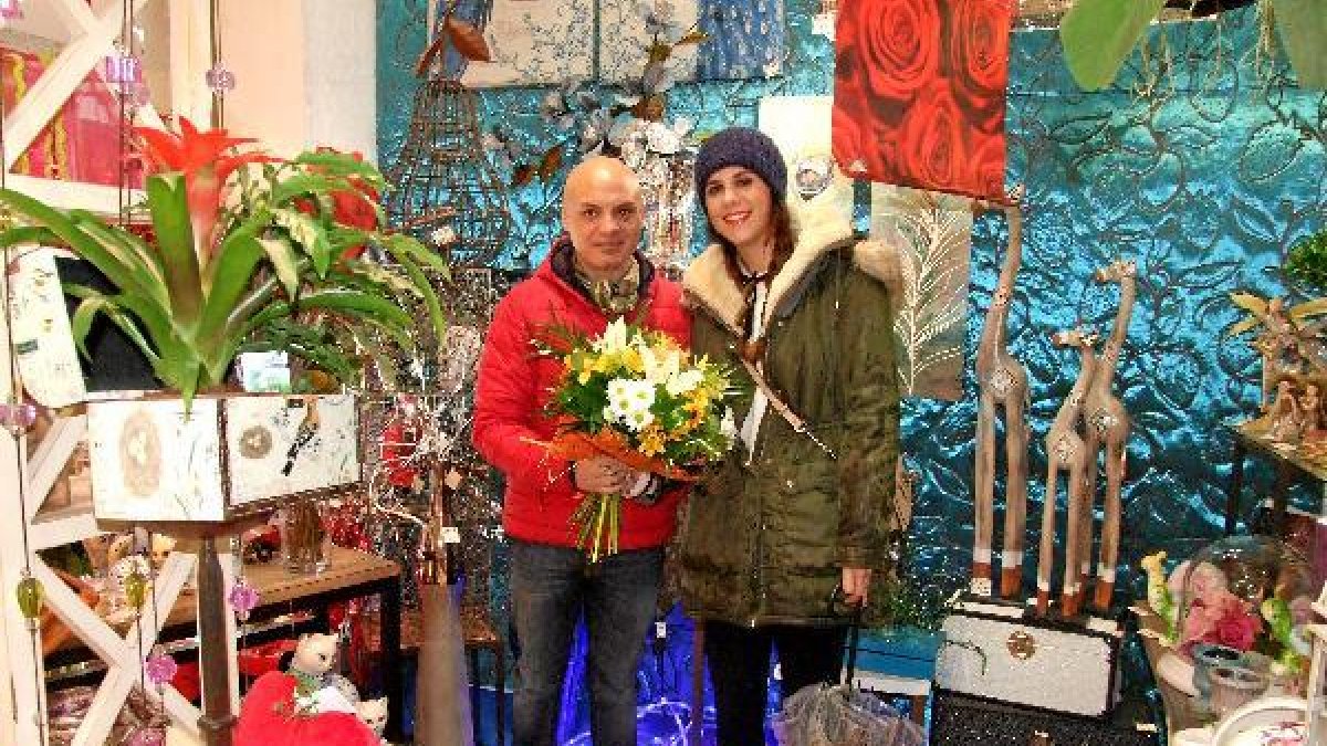 Laura, con el ramo de flores que Paco Valdivia ha realizado para que su padre regale a su madre.