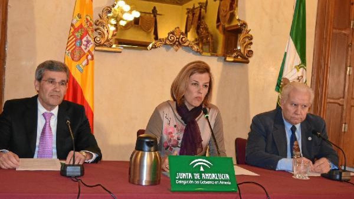 Pedro Caparrós, Sonia Ferrer y Antonio Gázquez, en la presentación del libro.