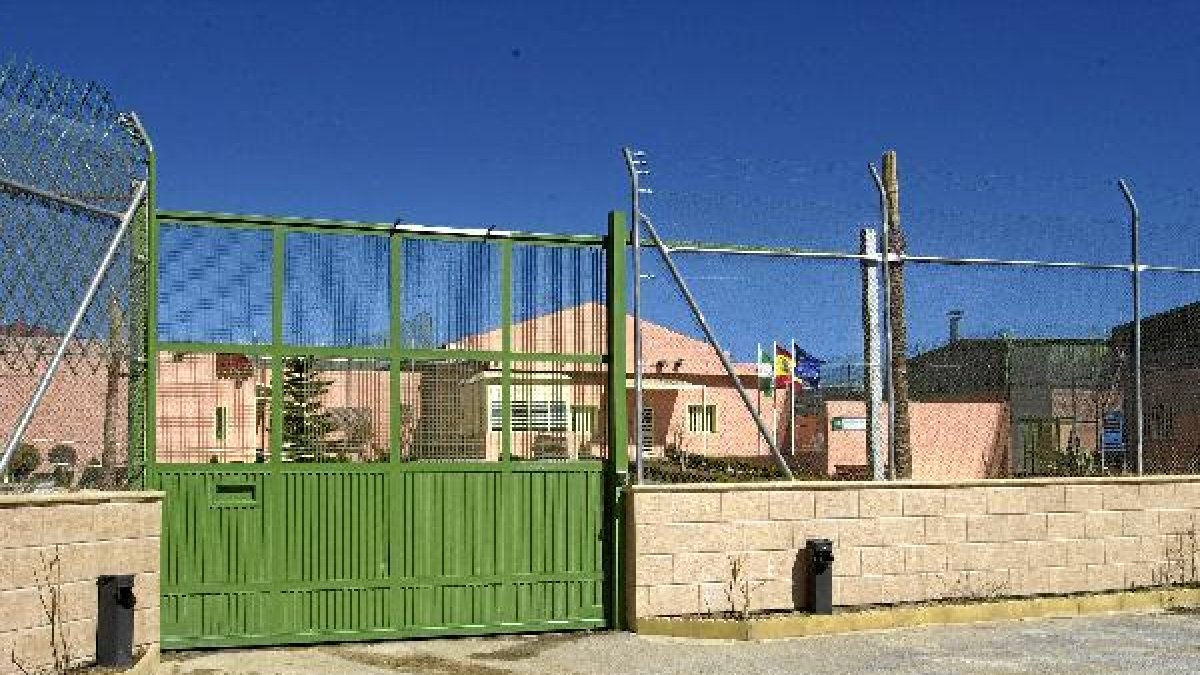 Puerta de acceso al recinto en el que se encuentra la residencia de menores Tierras de Oria.