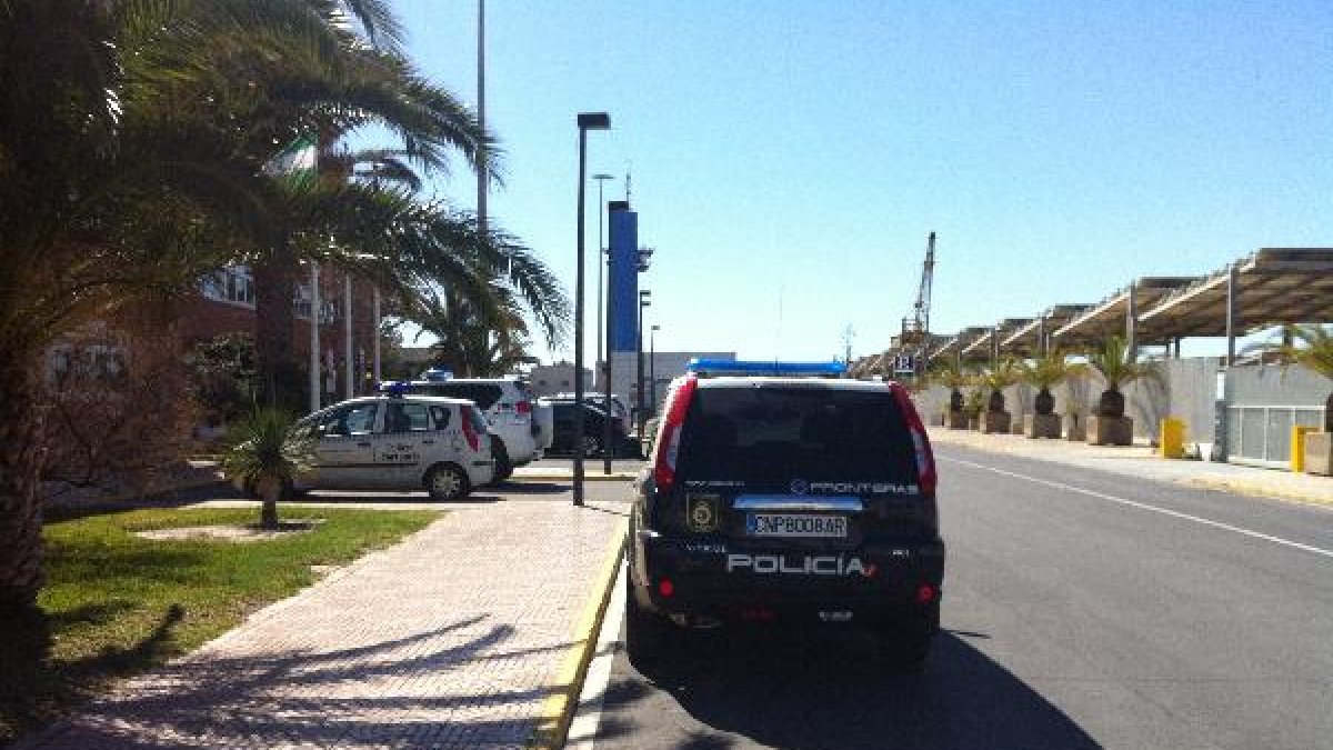 Vehículos policiales en la Autoridad Portuaria