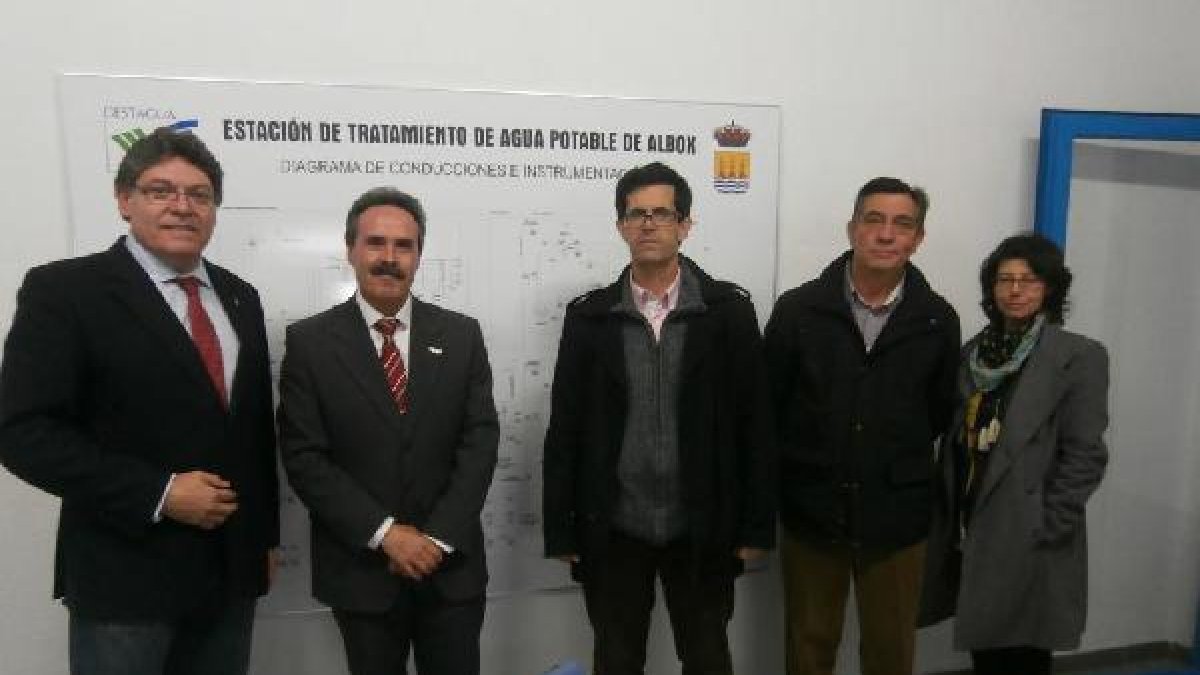 El alcalde de Albox (primero por la izquierda) junto al delegado de Salud.