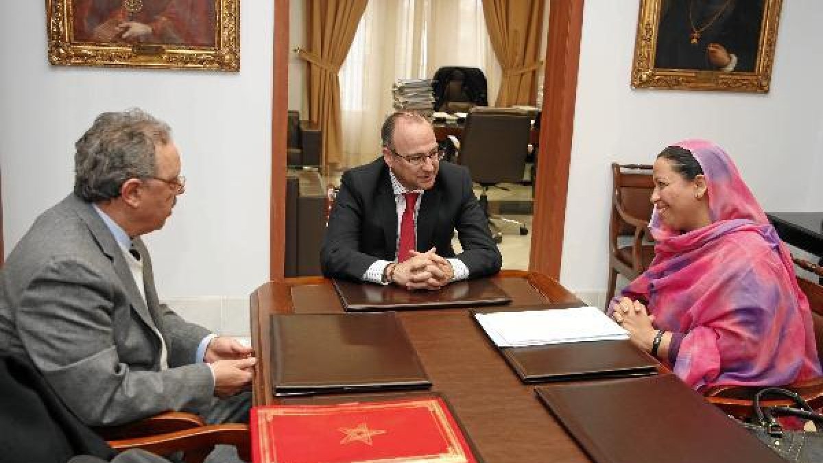 El alcalde, con la consejera política de la Embajada de Marruecos y el cónsul marroquí en Almería