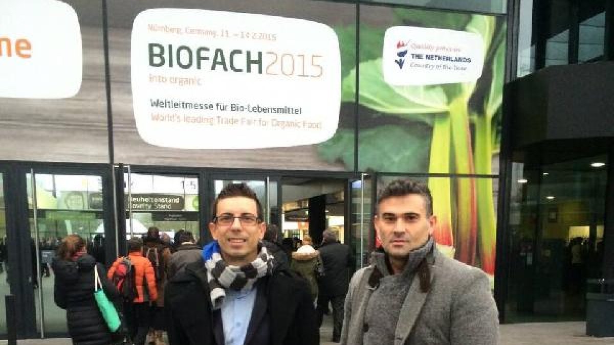 Responsables de MJ Agroasesores en las puertas de Biofach.