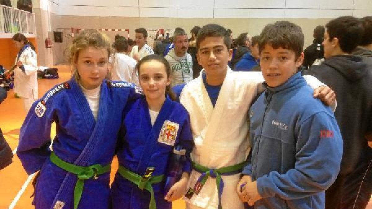 Judocas del Club Alianza KSV que participaron con éxito en el Campeonato Andaluz.