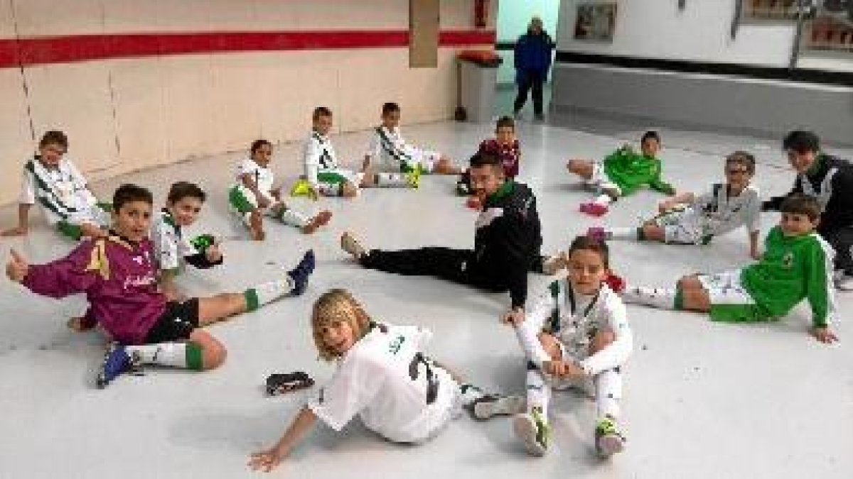 Los estiramientos tan necesarios para los jóvenes canteranos.