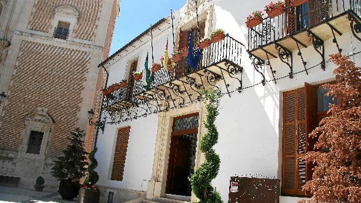 la policía local está en el edificio consistorial.